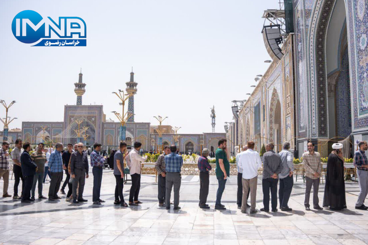 حضور پرشور مردم شریف مشهد در پای صندوقهای رای+ عکس