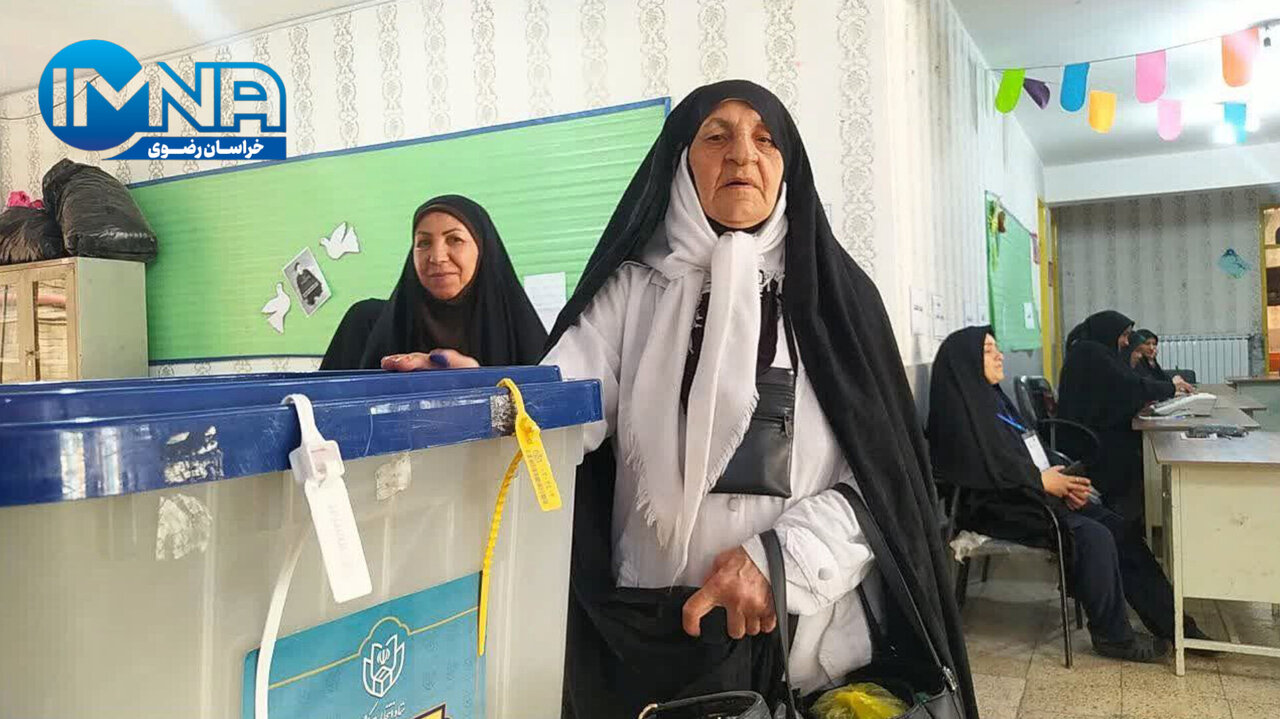 حضور پرشور مردم شریف مشهد در پای صندوقهای رای+ عکس