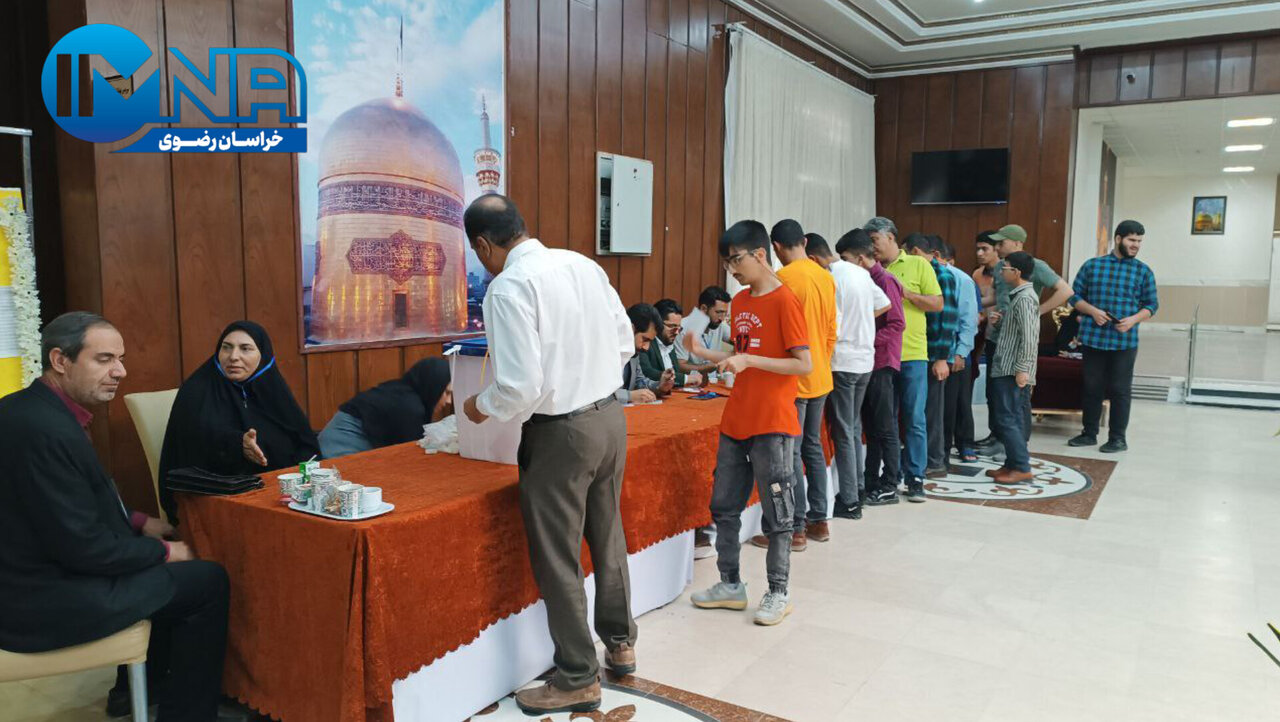 حضور پرشور مردم شریف مشهد در پای صندوقهای رای+ عکس