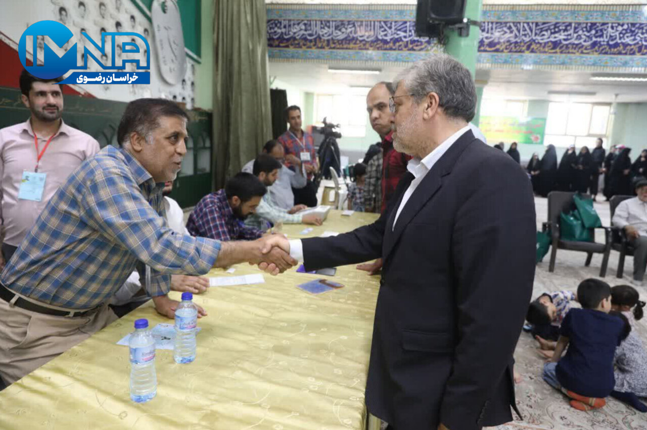 حضور پرشور مردم شریف مشهد در پای صندوقهای رای+ عکس