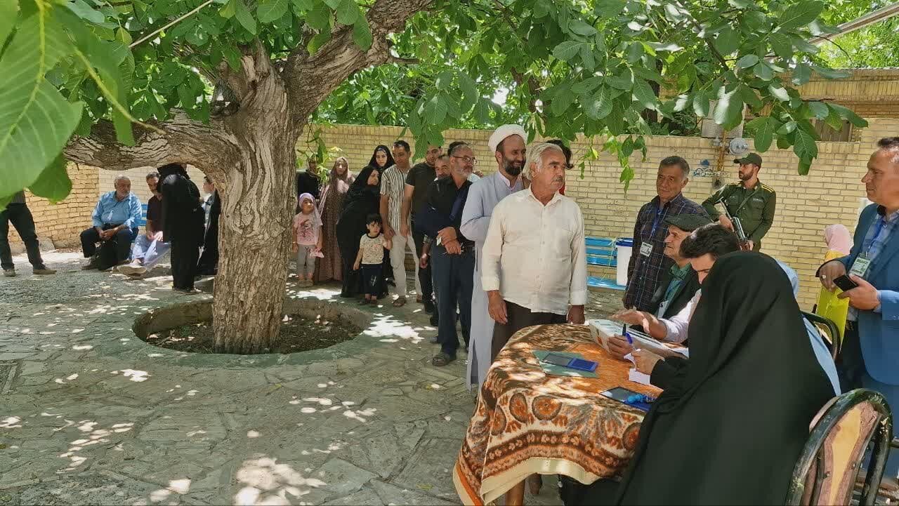 حضور مردم سراسر استان یزد در پای صندوق رأی/ شور انتخاباتی در رأی اولی‌ها