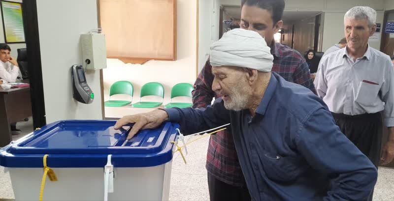 تصاویری از حضور پرشور مردم ایلام در پای صندوقهای رأی