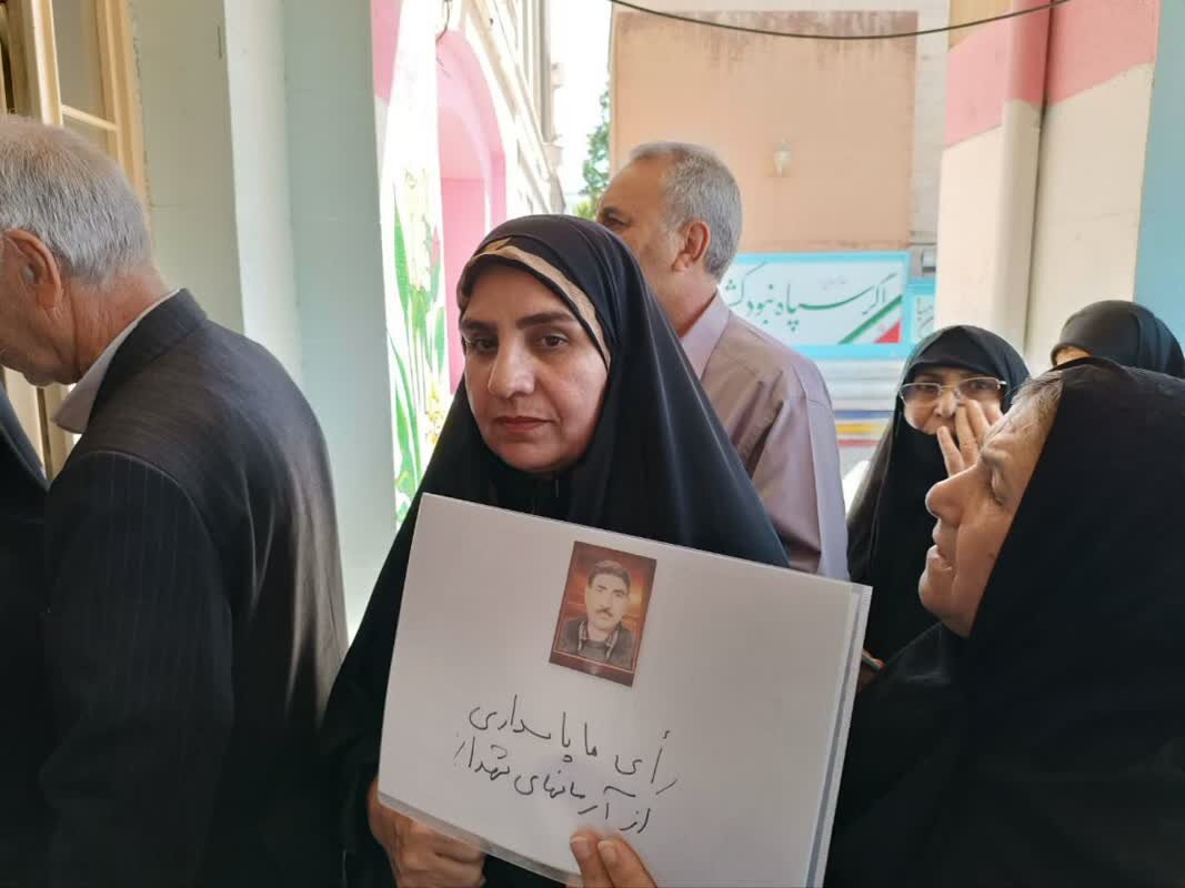 تصاویری از حضور پرشور مردم ایلام در پای صندوقهای رأی