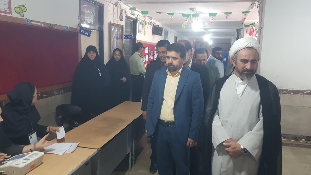 تصاویری از حضور پرشور مردم ایلام در پای صندوقهای رأی