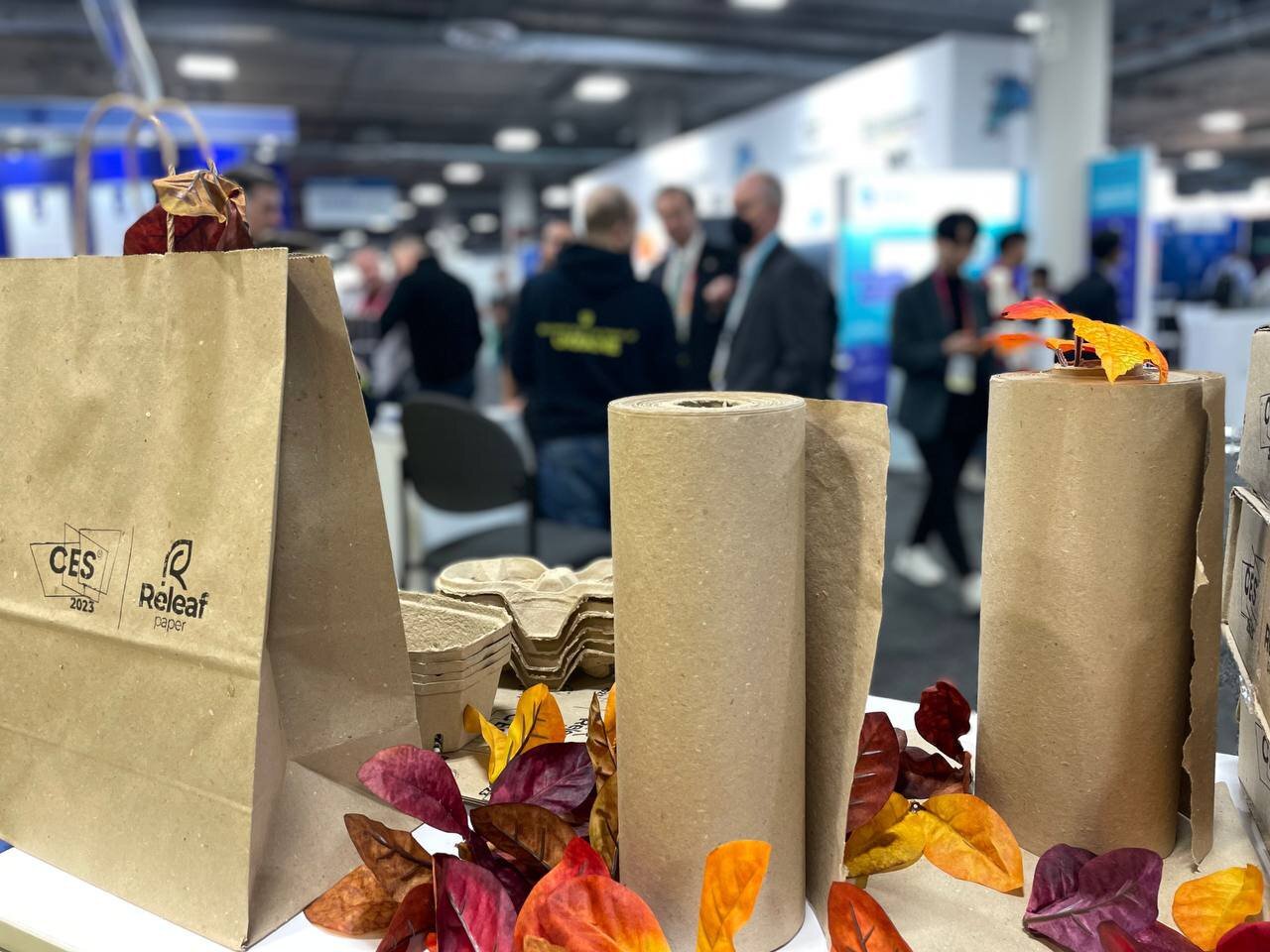 تبدیل برگهای فروریخته درختان به کاغذ و کیسه خرید