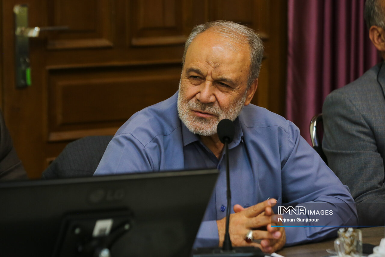 بررسی احداث، تجهیز و بهرهبرداری مشارکتی زمینهای روباز ورزشی در محلات شهر اصفهان