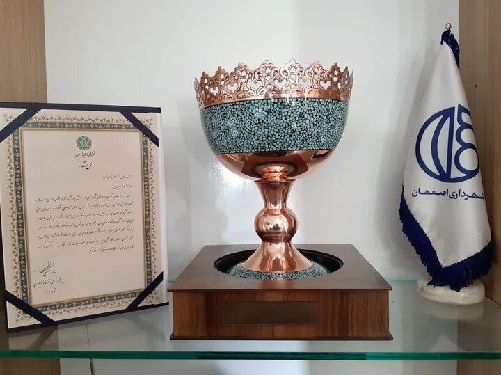 جایزه برتر دستگاه همکار در حمایت از طرح‌های فناورانه به شهرداری اصفهان اعطا شد