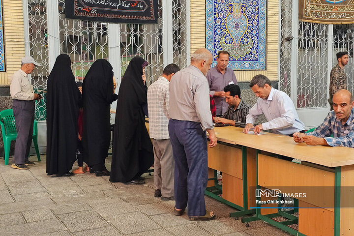 حضور مردم نجف‌آباد در انتخابات دوردوم ریاست جمهوری