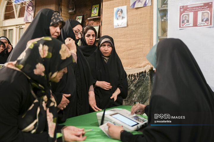 حضور مردم تهران در دور دوم انتخابات ریاست‌جمهوری - مسجد لرزاده