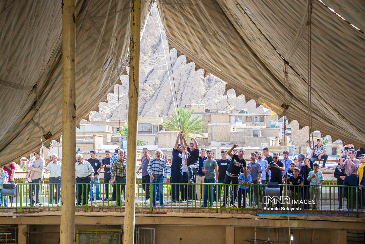آیین سنتی برافراشتن خیمه‌های حسینی در زرقان فارس