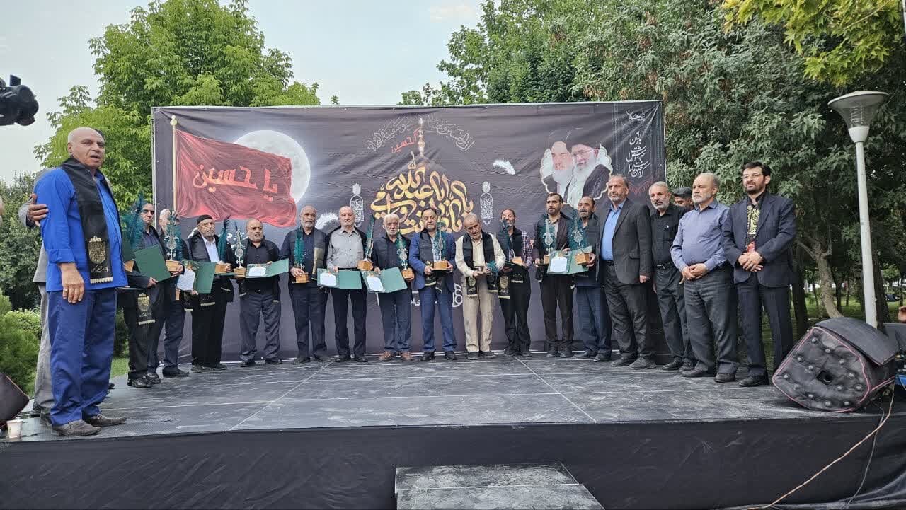 اهتزاز بیرق عزای حسینی در میدان پرچم اصفهان