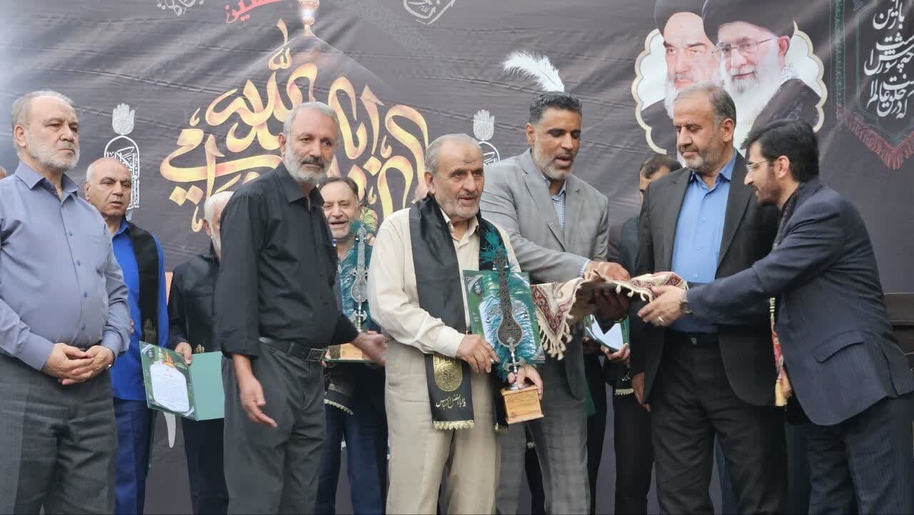 اهتزاز بیرق عزای حسینی در میدان پرچم اصفهان