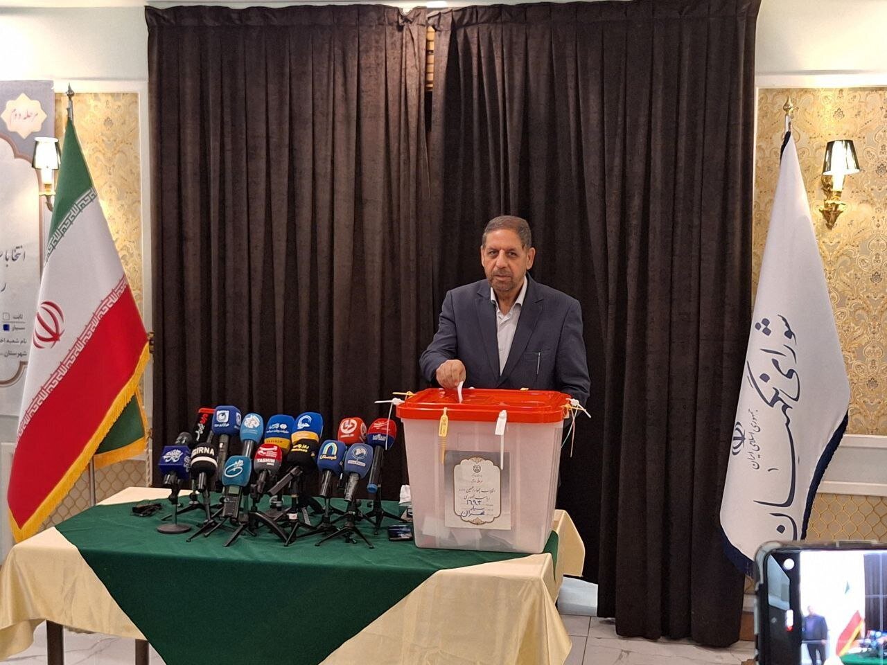 اعضای حقوقدان شورای نگهبان رأی خود را در صندوق انداختند