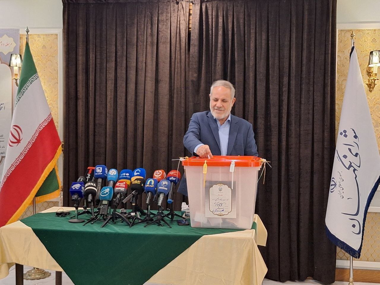 اعضای حقوقدان شورای نگهبان رأی خود را در صندوق انداختند