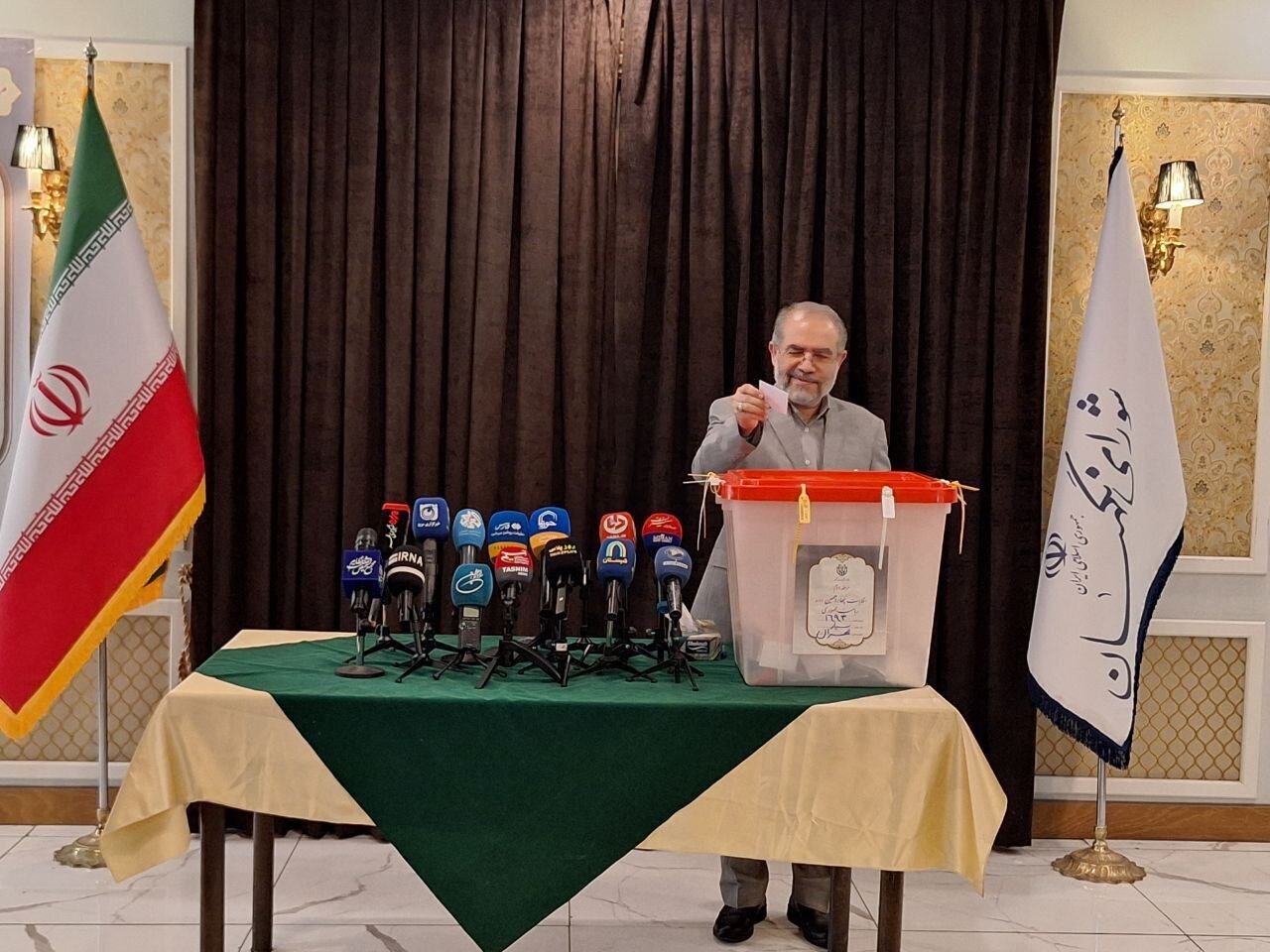 اعضای حقوقدان شورای نگهبان رأی خود را در صندوق انداختند