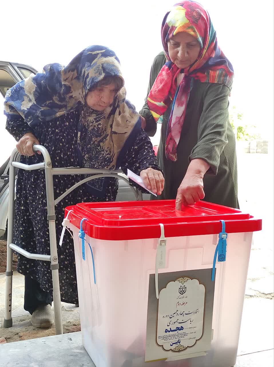 مُسنترین فرد در شهرستان نایین رأی خود را به صندوق انداخت + فیلم