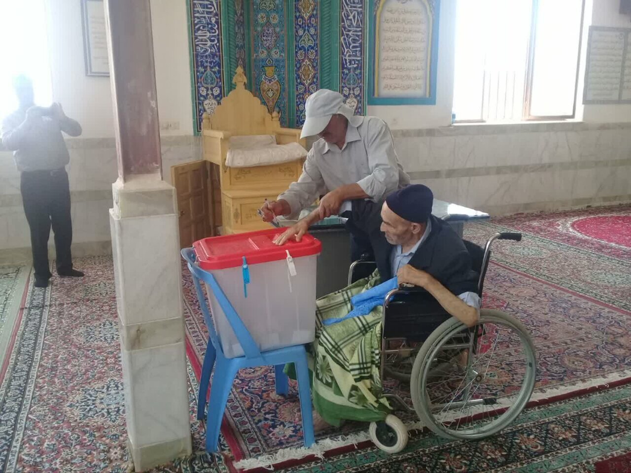 مُسنترین فرد در شهرستان نایین رأی خود را به صندوق انداخت + فیلم