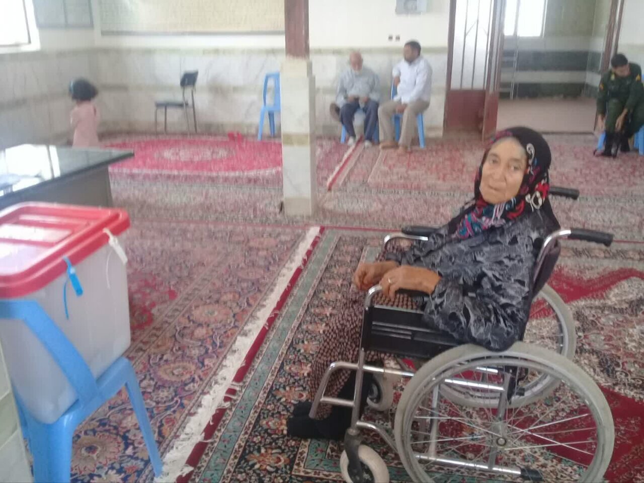 مُسنترین فرد در شهرستان نایین رأی خود را به صندوق انداخت + فیلم