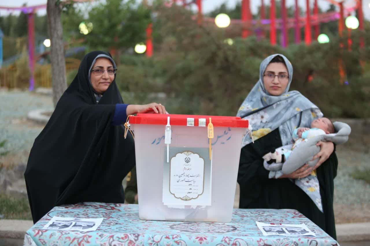 استقرار شعبه سیار اخذ رأی در شهربازی شهر رویاها