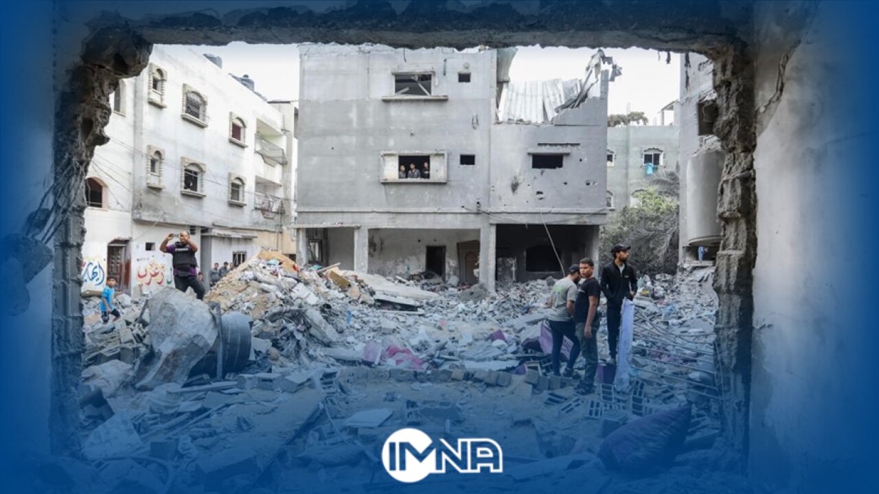 سرگرمی سربازان اسرائیلی با آتش زدن اثاث یک خانه فلسطینی