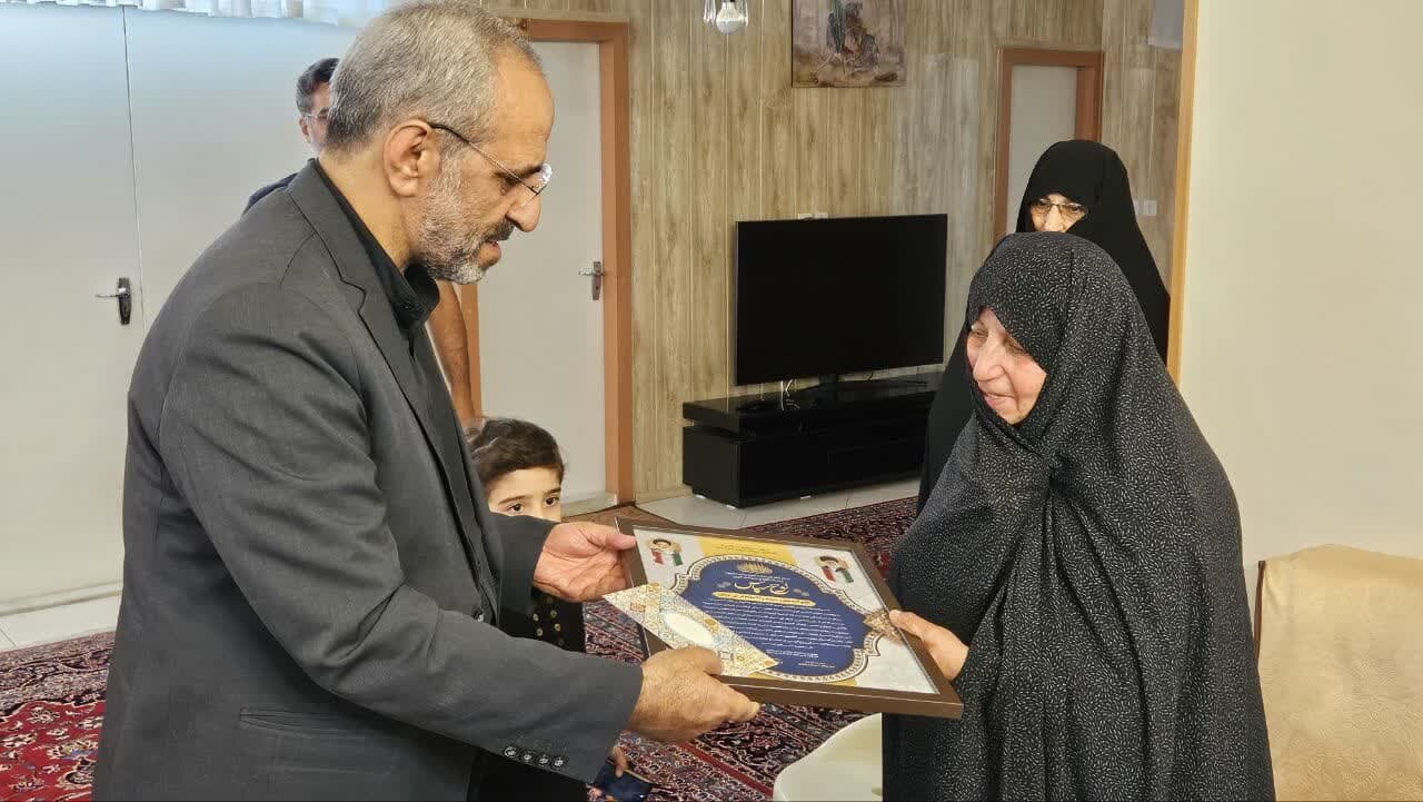 خدمت به خانواده شهدا جزو وظایف اصلی مسئولان است