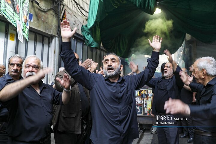 آیین عزاداری چهارپایه‌ خوانی در بازار بزرگ تهران