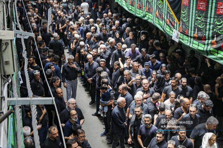 آیین عزاداری چهارپایه‌ خوانی در بازار بزرگ تهران