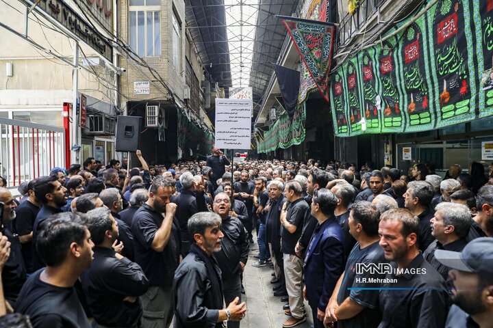 آیین عزاداری چهارپایه‌ خوانی در بازار بزرگ تهران