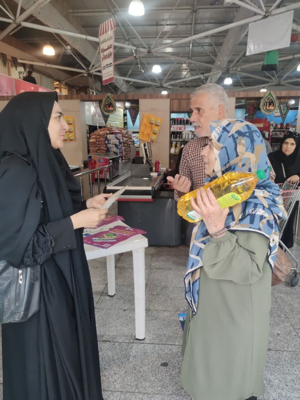 توزیع کیسههای پارچهای و بروشورهای «اصپاک» در فروشگاه کوثر ۱۰