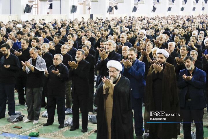 اجتماع عزاداران حسینی و نماز ظهر عاشورا در تبریز