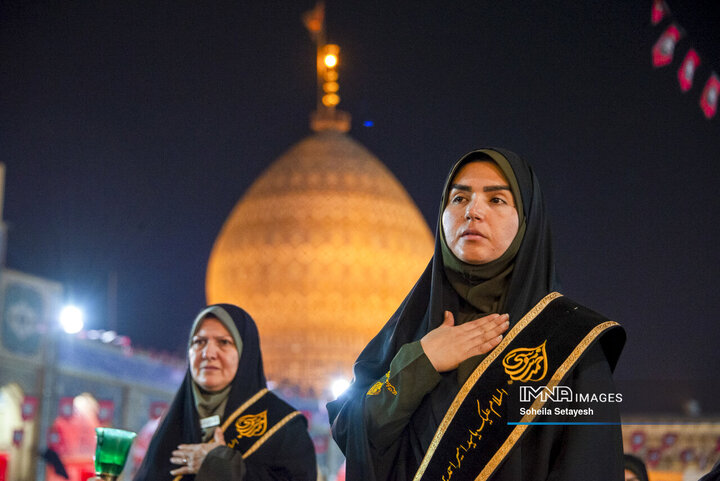 لاله‌ گردانی شب شام غریبان در حرم شاهچراغ