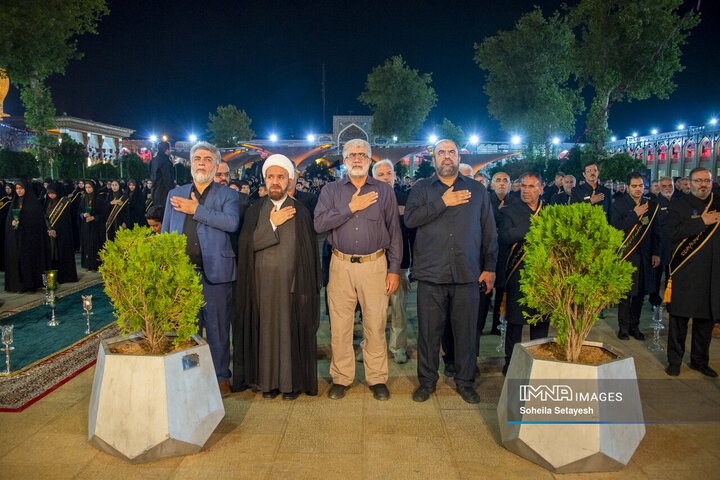 لاله‌ گردانی شب شام غریبان در حرم شاهچراغ