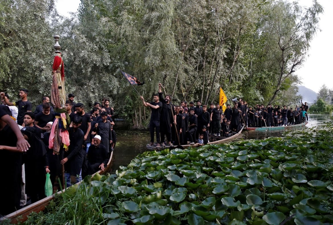 این حسین کیست که عالم همه دیوانه اوست