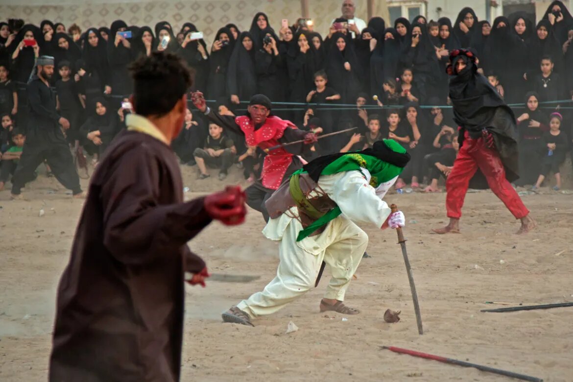 این حسین کیست که عالم همه دیوانه اوست