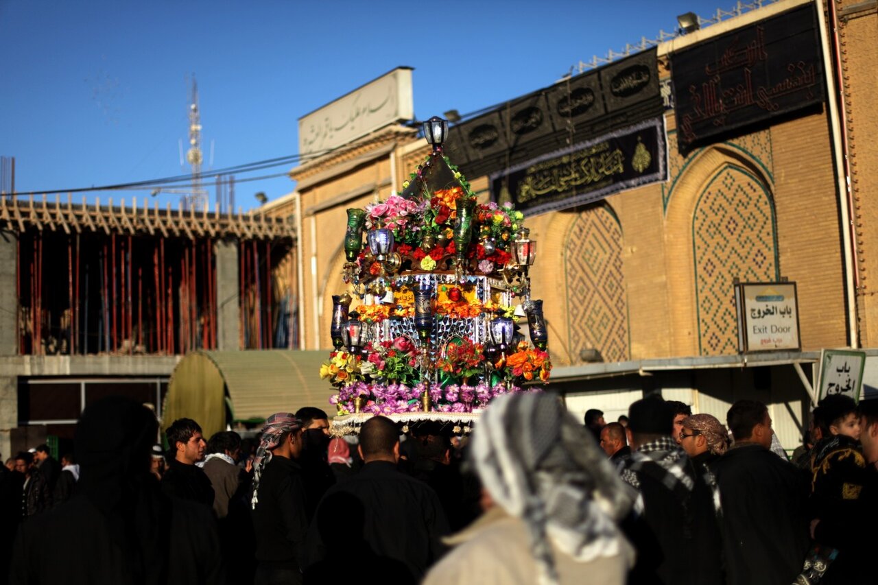 این حسین کیست که عالم همه دیوانه اوست