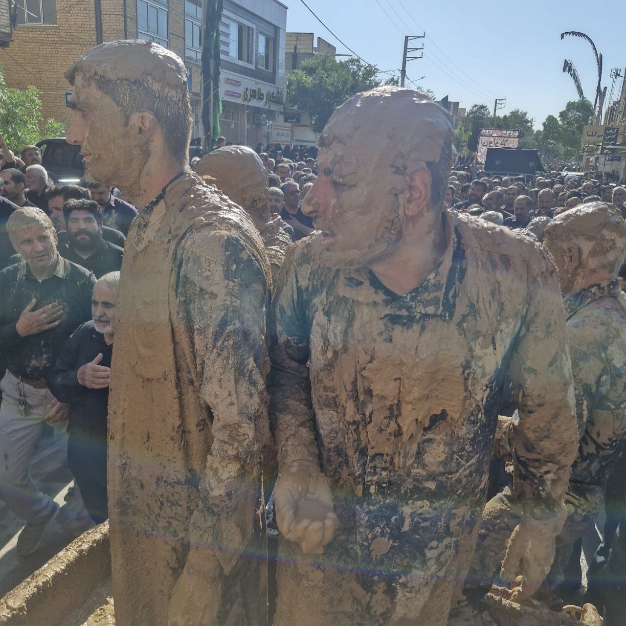 مراسم گل زنی در شهر بن/خاکی ترین مراسم عاشورا + فیلم و تصاویر