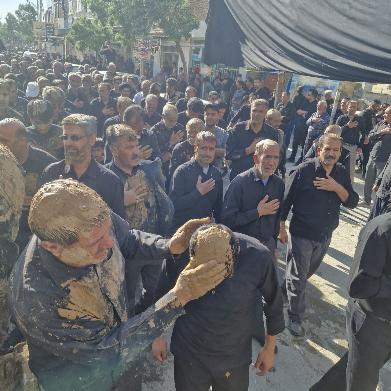 مراسم گل زنی در شهر بن/خاکی ترین مراسم عاشورا + فیلم و تصاویر