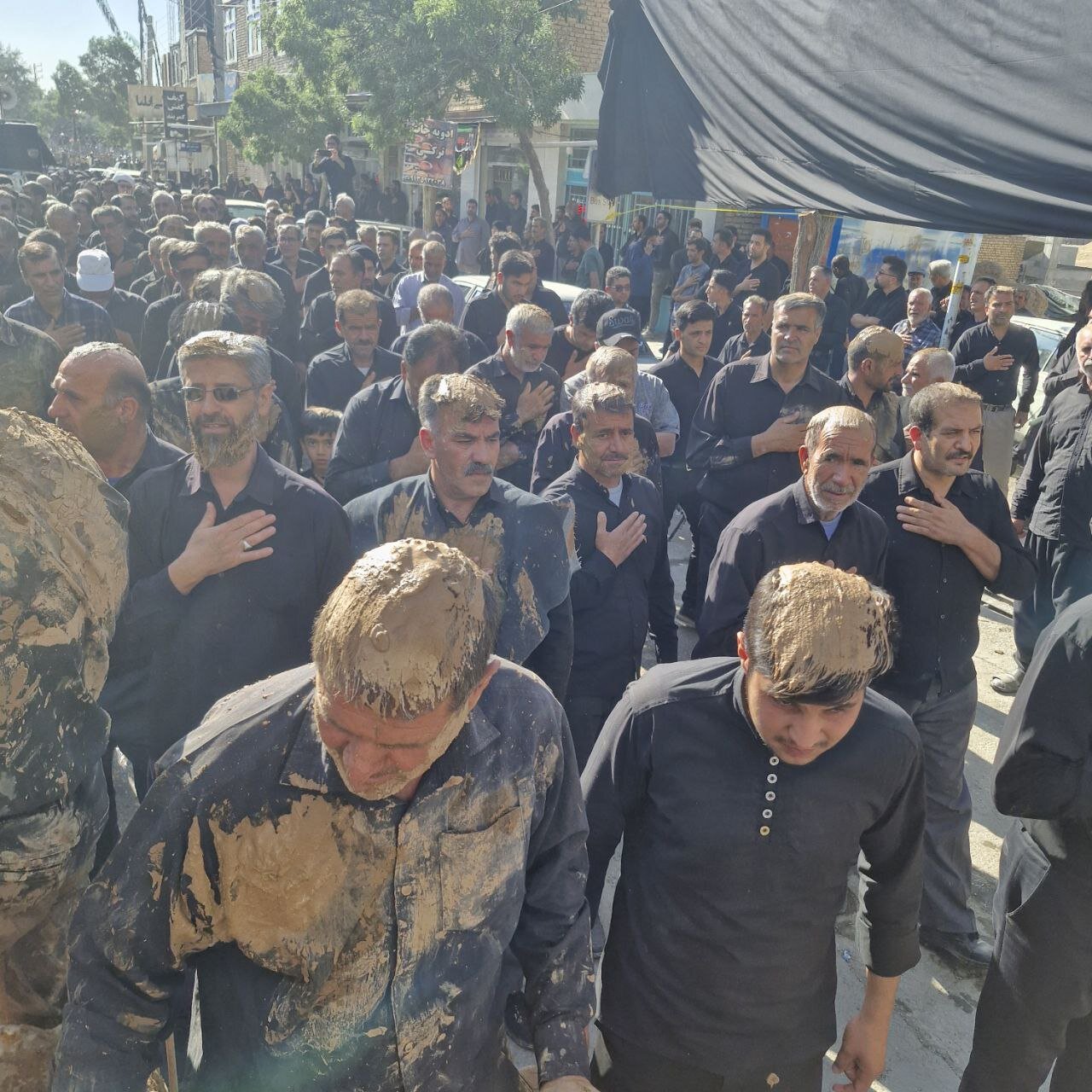 مراسم گل زنی در شهر بن/خاکی ترین مراسم عاشورا + فیلم و تصاویر