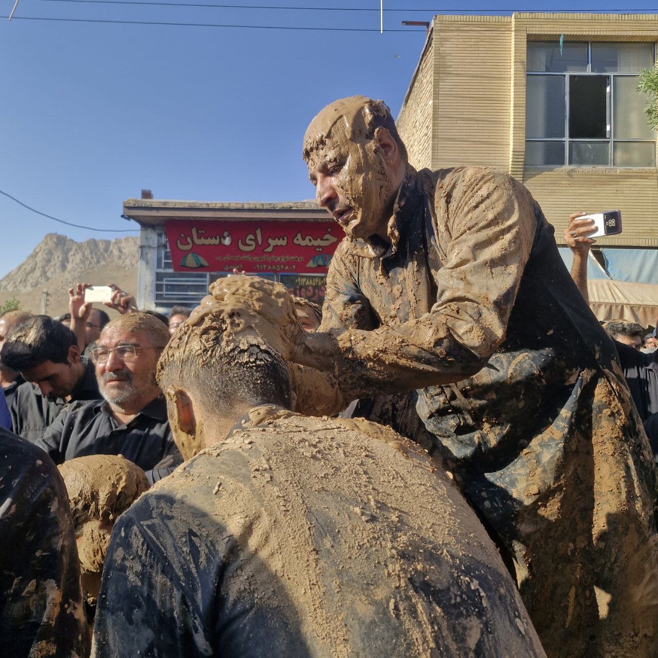مراسم گل زنی در شهر بن/خاکی ترین مراسم عاشورا + فیلم و تصاویر