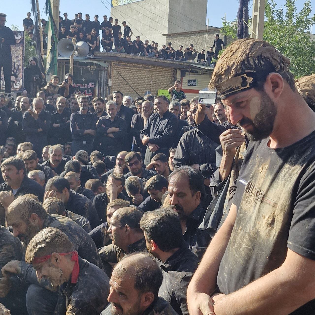 مراسم گل زنی در شهر بن/خاکی ترین مراسم عاشورا + فیلم و تصاویر