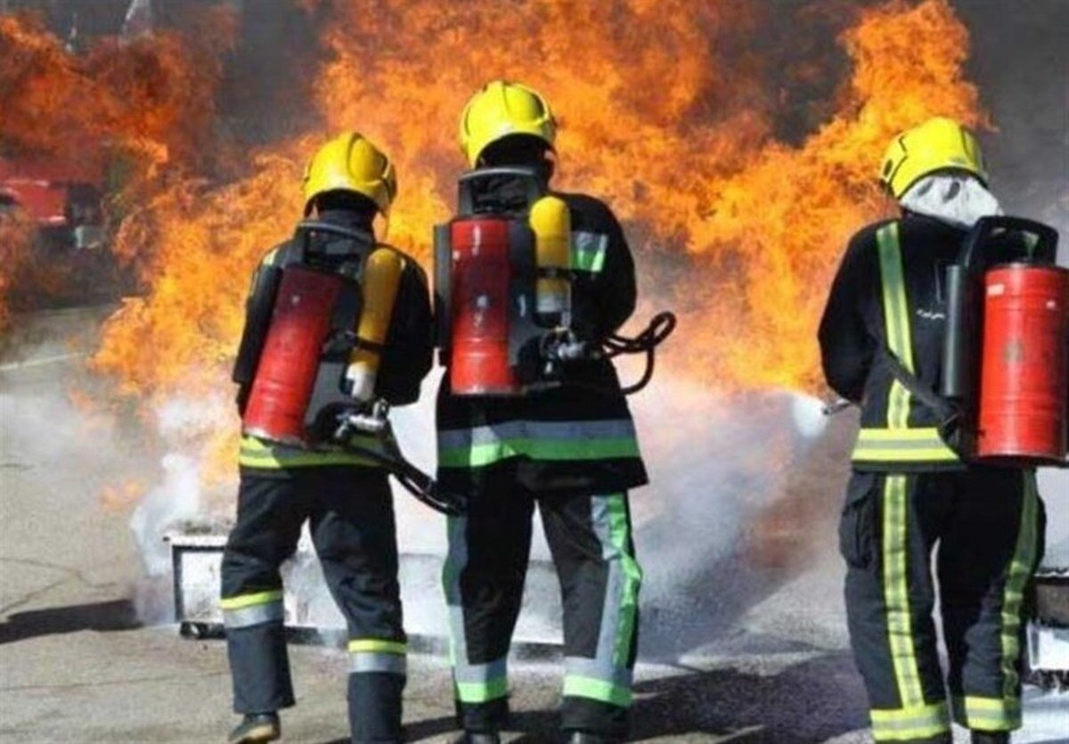 اطفای آتش‌سوزی یک قبرستان متروکه در اهواز