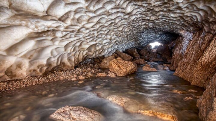 سفر به غار یخی کوهرنگ، تجربه آب‌وهوای زمستانی در تابستان