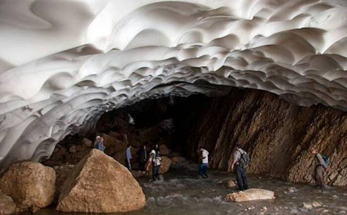 سفر به غار یخی کوهرنگ، تجربه آب‌وهوای زمستانی در تابستان