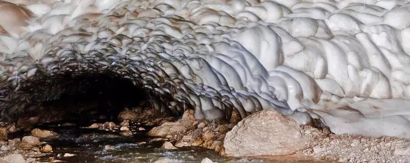 سفر به غار یخی کوهرنگ، تجربه آب‌وهوای زمستانی در تابستان