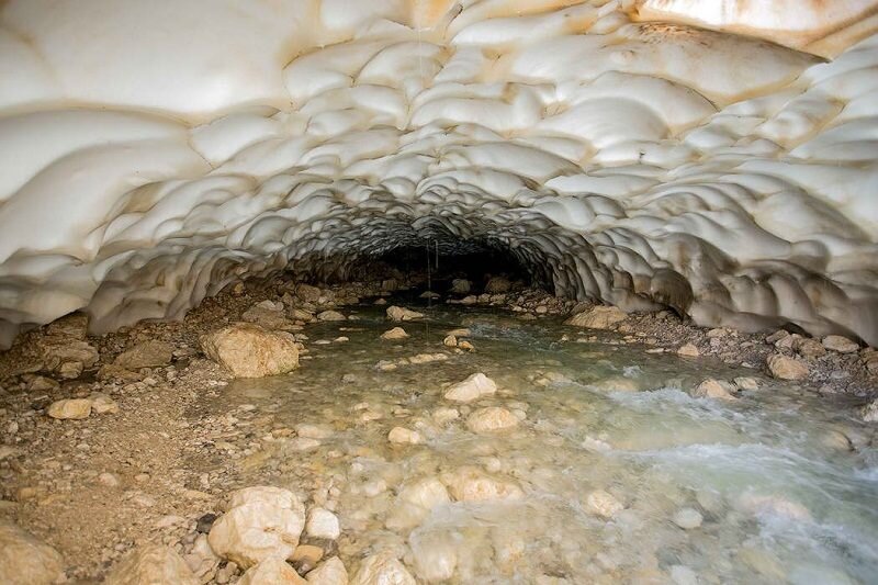 سفر به غار یخی کوهرنگ، تجربه آبوهوای زمستانی در تابستان
