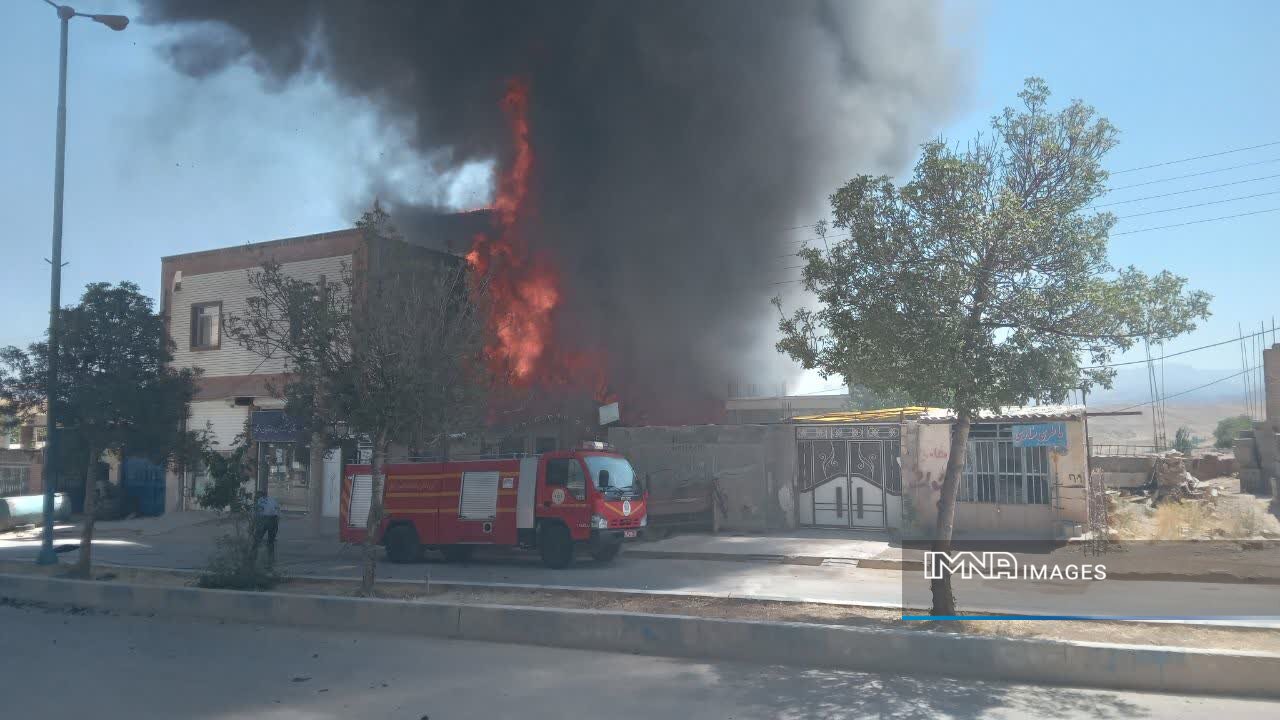 آتش‌سوزی انبار ضایعات در اردل مهار شد + فیلم و تصاویر
