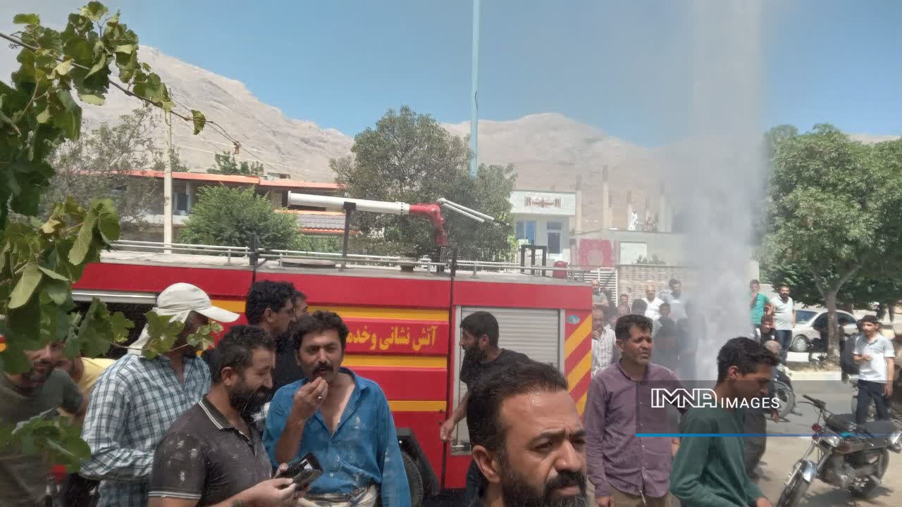 آتش‌سوزی انبار ضایعات در اردل مهار شد + فیلم و تصاویر