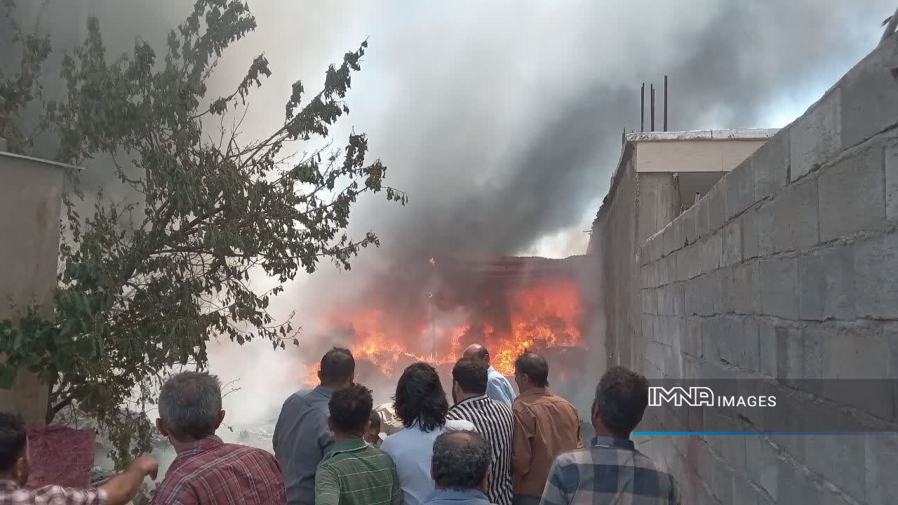 آتشسوزی انبار ضایعات در اردل مهار شد + فیلم و تصاویر