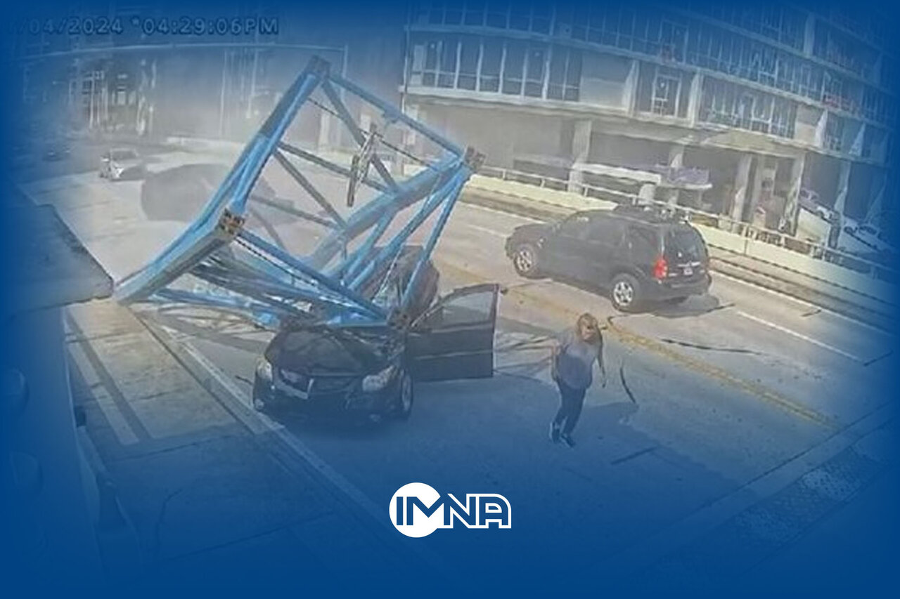 فیلم| لحظه هولناک سقوط سازه فلزی بر روی خودروی در حال حرکت!