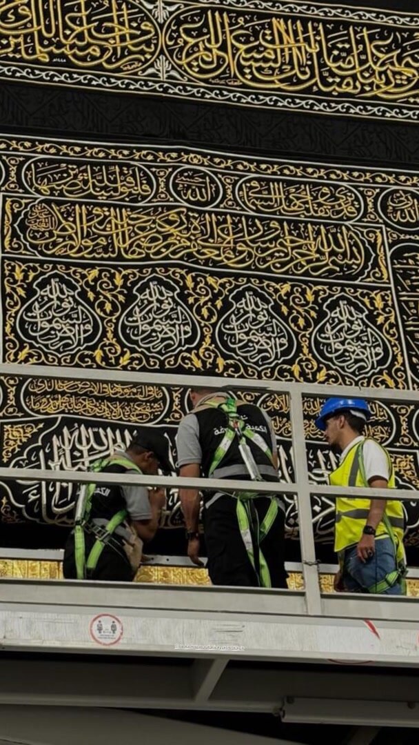 شستوشوی کعبه با آب زمزم و گلاب + عکس و فیلم